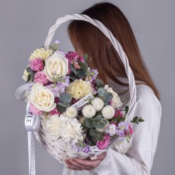 buket s pionovidnymi rozami v korzinke 4